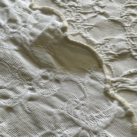 Vintage Quilted Bed Cover Coverlet Full/Queen Ivory Scalloped Edge Cottagecore - Picture 6 of 11